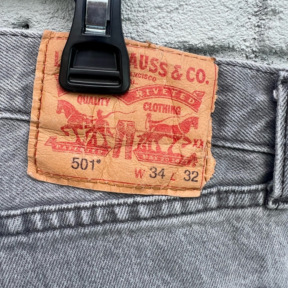 Levi's Classic Gray Straight Men's Jeans
Called"sweater weather". 34 x 32